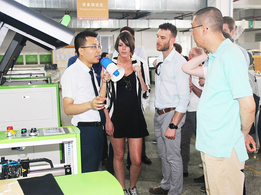 英國愛丁堡龍比亞大學的學生參觀標準化車間