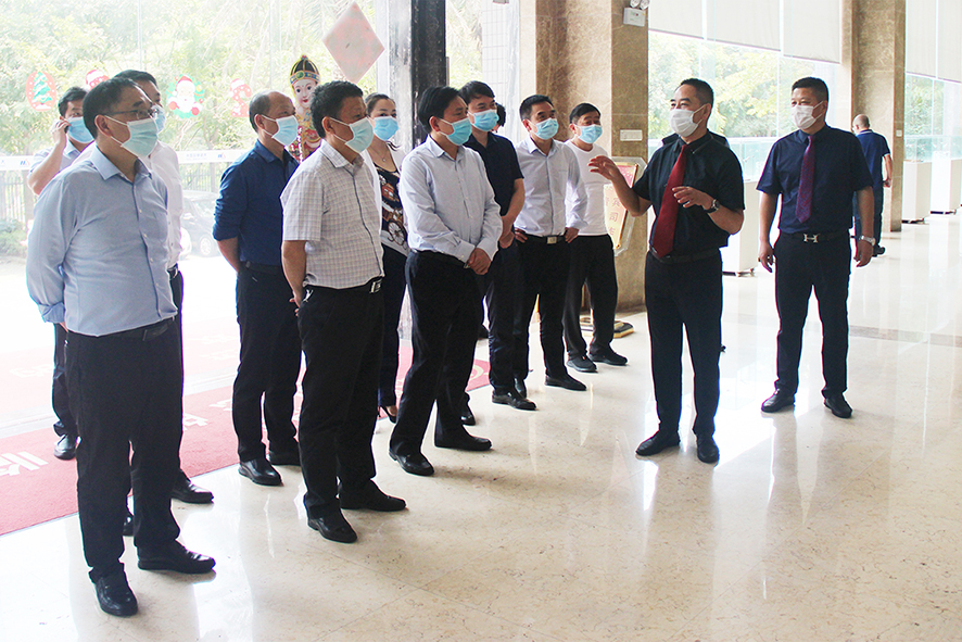貴州省銅仁市人大常委會(huì)主任陳達(dá)新同志及松桃縣委副書記、縣長(zhǎng)龍群躍同志等黨政考察團(tuán)領(lǐng)導(dǎo)一行蒞臨大族粵銘激光集團(tuán)