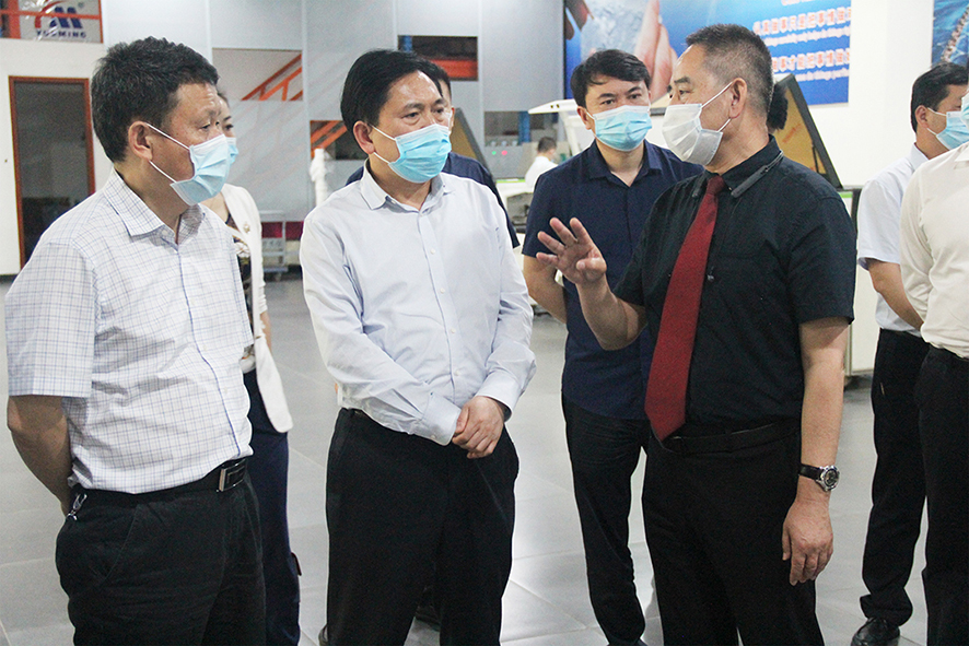 在卓副總的陪同下，陳達(dá)新主任一行參觀了大族粵銘激光集團(tuán)產(chǎn)品展示廳
